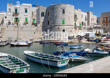 GIOVINAZZO, ITALIEN, 10. JULI 2022 - Blick auf das Fischerdorf Giovinazzo, Provinz Bari, Apulien, Italien Stockfoto