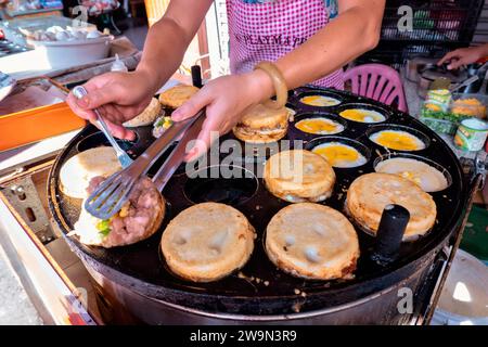 Köstliche Schweinefleisch- und Eierburger auf dem Nachtmarkt, Ita Thao, Sun Moon Lake, Yuchi, Taiwan Stockfoto