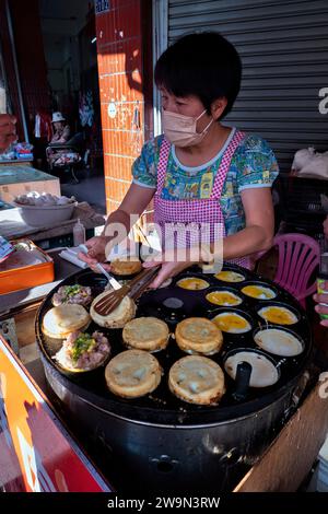 Köstliche Schweinefleisch- und Eierburger auf dem Nachtmarkt, Ita Thao, Sun Moon Lake, Yuchi, Taiwan Stockfoto