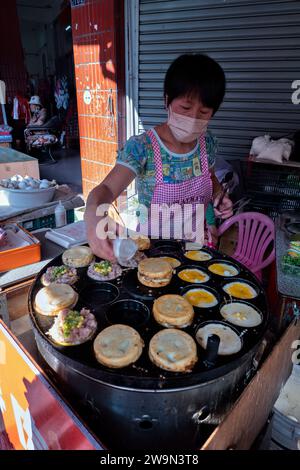 Köstliche Schweinefleisch- und Eierburger auf dem Nachtmarkt, Ita Thao, Sun Moon Lake, Yuchi, Taiwan Stockfoto