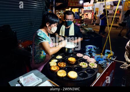 Köstliche Schweinefleisch- und Eierburger auf dem Nachtmarkt, Ita Thao, Sun Moon Lake, Yuchi, Taiwan Stockfoto