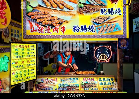 Indigene Thao-Stammesküche Wildschweine und gegrillte Mochi auf dem Nachtmarkt, Ita Thao, Sun Moon Lake, Yuchi, Taiwan Stockfoto