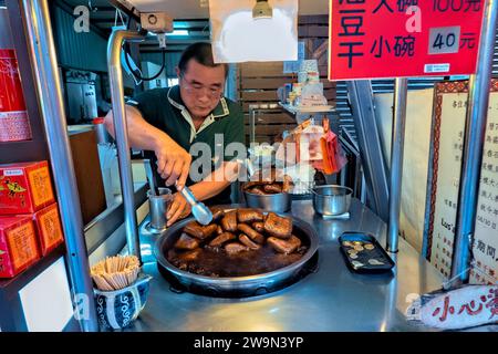 Sautierter Tofu auf dem Nachtmarkt, Ita Thao, Sun Moon Lake, Yuchi, Taiwan Stockfoto