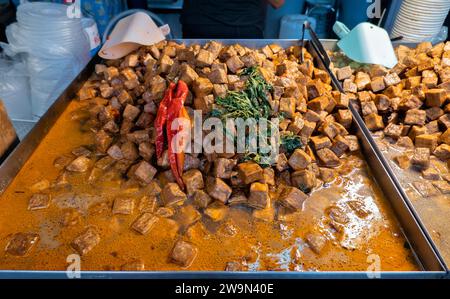 Sautierter Tofu auf dem Nachtmarkt, Ita Thao, Sun Moon Lake, Yuchi, Taiwan Stockfoto