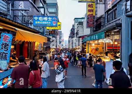 Touristen genießen die Food Street in Ita Thao, Sun Moon Lake, Yuchi, Taiwan Stockfoto