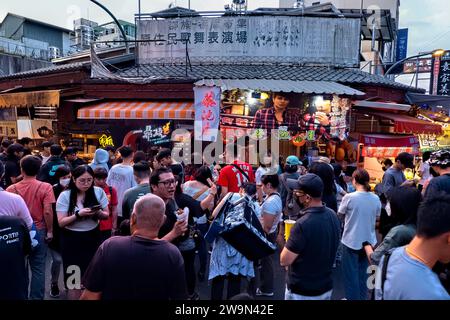 Touristen genießen die Food Street in Ita Thao, Sun Moon Lake, Yuchi, Taiwan Stockfoto