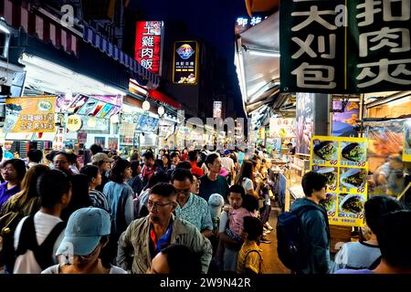 Touristen genießen die Food Street in Ita Thao, Sun Moon Lake, Yuchi, Taiwan Stockfoto