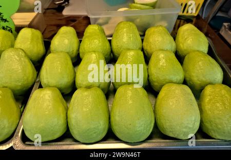 Guavas zum Verkauf auf dem Nachtmarkt, Ita Thao, Sun Moon Lake, Yuchi, Taiwan Stockfoto