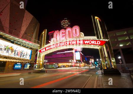 Autos fahren unter dem berühmten Reno Arch, beleuchtet in der Innenstadt von Reno bei Nacht, Nevada. Stockfoto