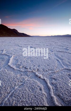 Sonnenuntergang über dem Badwater Basin im Death Valley National Park, CA. Stockfoto