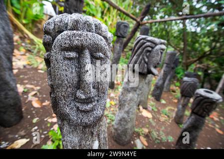 Eine traditionelle Gesichtsschnitzerei im Touna Kalinago Heritage Village im Kalinago Territorium der Karibikinsel Dominica. Stockfoto