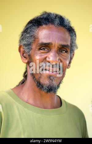 Ein Porträt eines Rastafarers auf der Karibikinsel Dominica. Stockfoto