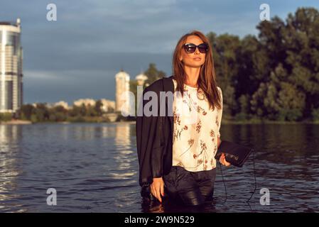 Gebräunte Frau in der Stadt an der Küste Stockfoto