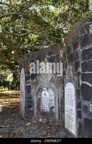 Historische Grabsteine wurden in einer Steinmauer auf dem Pioneer Memorial Cemetery in East Ballina aufbewahrt Stockfoto