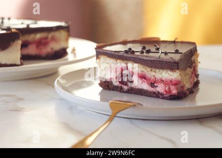 Ein Stück Schokoladenkuchen mit Kirschen auf dem Tisch Stockfoto