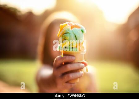 Mädchen, das Eis mit goldenem Licht hält Stockfoto