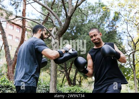 Mann, der mit Handschuhen und Schutzvorrichtungen Ringen übt Stockfoto