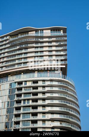 Städtische Skyline mit Wolkenkratzern auf blauem Himmel Hintergrund. Bürohochhäuser in Vancouver, Kanada. Wunderschöne moderne Architektur des Gebäudes. Stockfoto