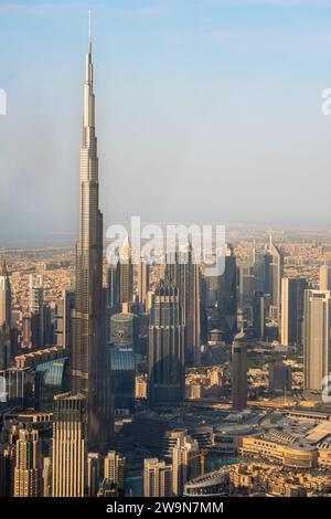 Ein hoher Blick auf die Innenstadt von Dubai von einem Hubschrauber aus, mit dem Burj Khalifa im Fokus, dem Geschäftsviertel und der Sheikh Zayed Road. Stockfoto