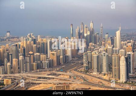 Blick aus der Vogelperspektive auf Dubai Marina, VAE, mit vielen hohen Wolkenkratzern und der Sheikh Zayed Road. Verkehr, Transport, Verschmutzung und trüber Himmel. Stockfoto