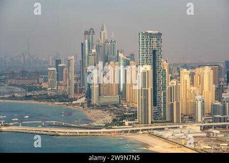 Aus der Vogelperspektive auf den Dubai Marina District, VAE, mit vielen hohen Wolkenkratzern und Hotels. Trübe Verschmutzung am Himmel. Futuristische Gebäude. Stockfoto