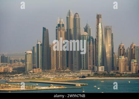 Aus der Vogelperspektive auf den Dubai Marina District, VAE, mit vielen hohen Wolkenkratzern und Hotels. Trübe Verschmutzung am Himmel. Futuristische Gebäude. Stockfoto