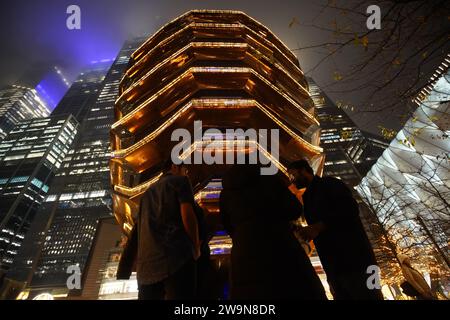 New York, Usa. Dezember 2023. Menschen stehen vor dem Schiff. Das Schiff ist ein modernes Wahrzeichen von New York City und befindet sich im Zentrum von Manhattan. Es ist eine Struktur und Besucherattraktion, die im Rahmen des Hudson Yards Redevelopment Project in Manhattan gebaut wurde. Die Leute konnten vorher auf das Schiff laufen, aber die Stadt hat es den Leuten verboten, das später zu tun. Als Wahrzeichen von New York City kommen jeden Tag viele Touristen auf das Schiff. (Foto: Michael Ho Wai Lee/SOPA Images/SIPA USA) Credit: SIPA USA/Alamy Live News Stockfoto