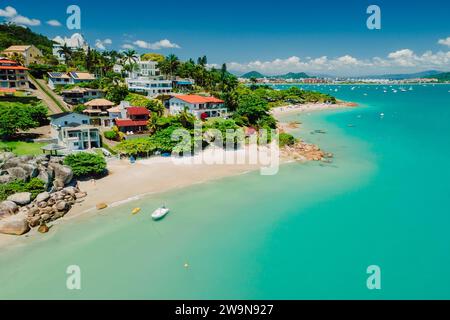 Tropischer Urlaubsstrand mit Ferienort und türkisfarbenem Meer in Brasilien. Luftaufnahme Stockfoto