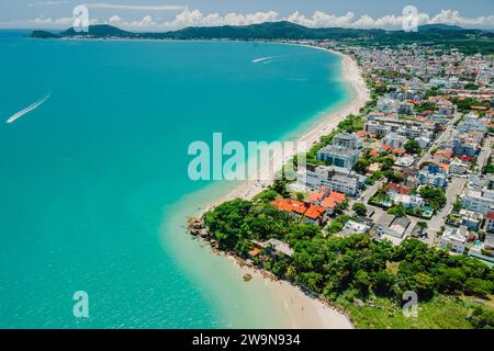 Tropischer Urlaubsstrand mit Ferienort und türkisfarbenem Meer in Brasilien. Luftaufnahme Stockfoto