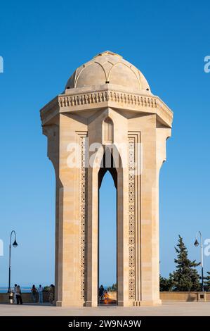 Das Schahidlar-Denkmal oder das Märtyrerdenkmal befindet sich in der Märtyrerstraße im Hochlandpark mit Blick auf Baku, die Hauptstadt Aserbaidschans Stockfoto