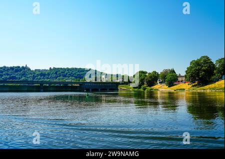 Blick auf das Ruhr bei Mühlheim an der Ruhr. Landschaft am Fluss im Ruhrgebiet. Stockfoto