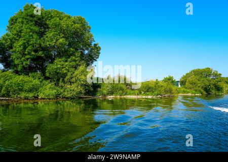 Blick auf das Ruhr bei Mühlheim an der Ruhr. Landschaft am Fluss im Ruhrgebiet. Stockfoto