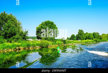 Blick auf das Ruhr bei Mühlheim an der Ruhr. Landschaft am Fluss im Ruhrgebiet. Stockfoto