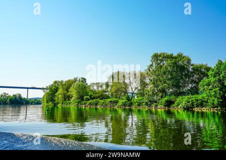 Blick auf das Ruhr bei Mühlheim an der Ruhr. Landschaft am Fluss im Ruhrgebiet. Stockfoto