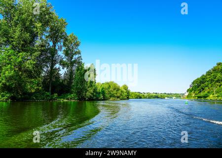 Blick auf das Ruhr bei Mühlheim an der Ruhr. Landschaft am Fluss im Ruhrgebiet. Stockfoto