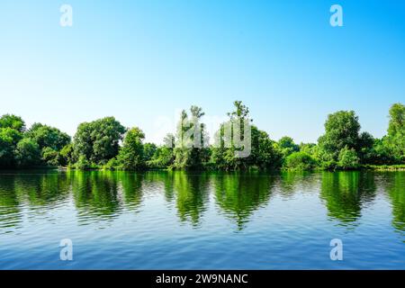 Blick auf das Ruhr bei Mühlheim an der Ruhr. Landschaft am Fluss im Ruhrgebiet. Stockfoto