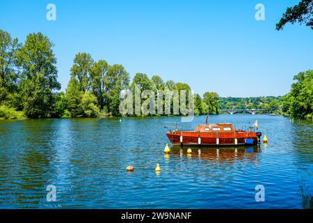 Blick auf das Ruhr bei Mühlheim an der Ruhr. Landschaft am Fluss im Ruhrgebiet. Stockfoto