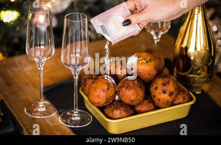 ILLUSTRATIV - Oliebollen mit Puderzucker während der Silvesterfeier. ANP ROB ENGELAAR niederlande aus - belgien aus Stockfoto