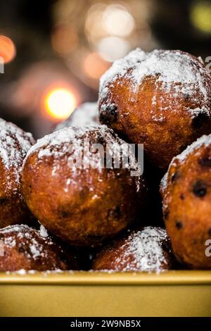 ILLUSTRATIV - Oliebollen mit Puderzucker während der Silvesterfeier. ANP ROB ENGELAAR niederlande aus - belgien aus Stockfoto