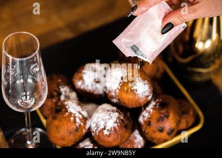 ILLUSTRATIV - Oliebollen mit Puderzucker während der Silvesterfeier. ANP ROB ENGELAAR niederlande aus - belgien aus Stockfoto