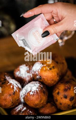 ILLUSTRATIV - Oliebollen mit Puderzucker während der Silvesterfeier. ANP ROB ENGELAAR niederlande aus - belgien aus Stockfoto