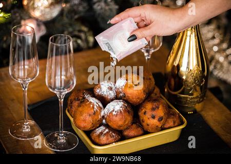 ILLUSTRATIV - Oliebollen mit Puderzucker während der Silvesterfeier. ANP ROB ENGELAAR niederlande aus - belgien aus Stockfoto