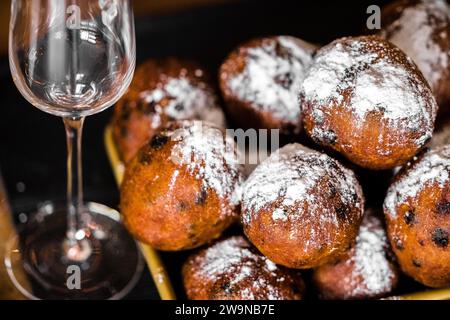 ILLUSTRATIV - Oliebollen mit Puderzucker während der Silvesterfeier. ANP ROB ENGELAAR niederlande aus - belgien aus Stockfoto