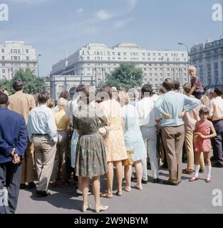 Die 1960er Jahre, die Geschichte, der Sommer und eine Gruppe von Menschen versammelten sich in der sogenannten „Speakers Corner“, einem Teil des Hyde Park, im Zentrum von London. Durch einen Akt des Parlaments von 1872 wurde ein Bereich für die öffentliche Rede oder "freie Meinungsäußerung" reserviert, meistens an einem Sonntagmorgen. Stockfoto