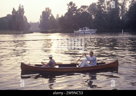 Henley Music Festival, ein paar Kanufahrten, die dem abendlichen Konzert lauschen. Auf der anderen Seite der Themse befindet sich Fawley Court Henley on Thames, Oxfordshire, England 1995 1990 Stockfoto