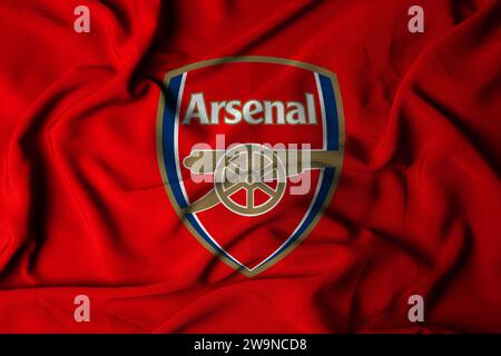 Selektiver Fokus des Arsenal-Logos. England london holloway Fußballverein mit fließender Materialstruktur. 3D-Abbildung Stockfoto