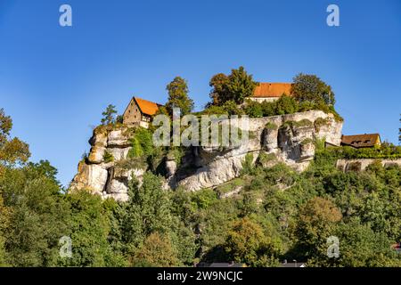 Burg Pottenstein auf einem Felsen hoch über Pottenstein in der Fränkischen Schweiz, Bayern, Deutschland | Schloss Pottenstein auf einem Felsen über Potten Stockfoto