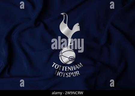 Selektiver Fokus des Tottenham hotspur-Logos. North London England Fußballverein mit fließender Materialstruktur. 3D-Abbildung Stockfoto