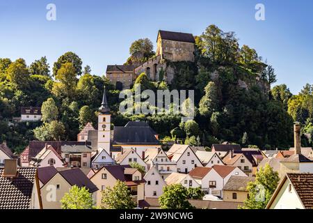 Stadtansicht mit Pfarrkirche St. Bartholomäus und der Burg in Pottenstein in der Fränkischen Schweiz, Bayern, Deutschland | Stadtbild mit Schloss i Stockfoto