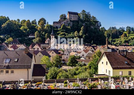 Stadtansicht mit Burg in Pottenstein in der Fränkischen Schweiz, Bayern, Deutschland | Stadtbild mit Schloss in Pottenstein in der Fränkischen Schweiz Stockfoto